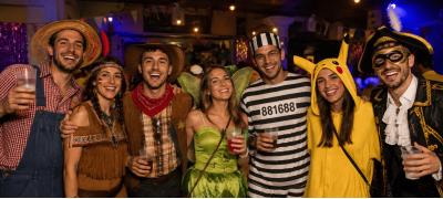 Disfarces para festas universitárias 2026: ideias para começar o ano letivo