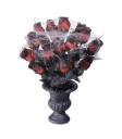 Florero con rosas rojas y telarañas