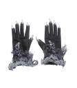Guantes con uñas plateadas y cascabeles