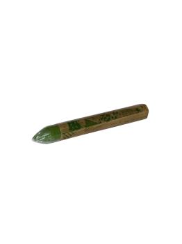 Bastão de maquiagem verde escuro.