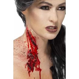 Pescoço cortado, com ferida adesiva e sangue