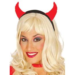 Chifres de diabo em tecido vermelho.