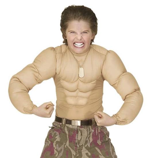 Corpo musculoso de menino