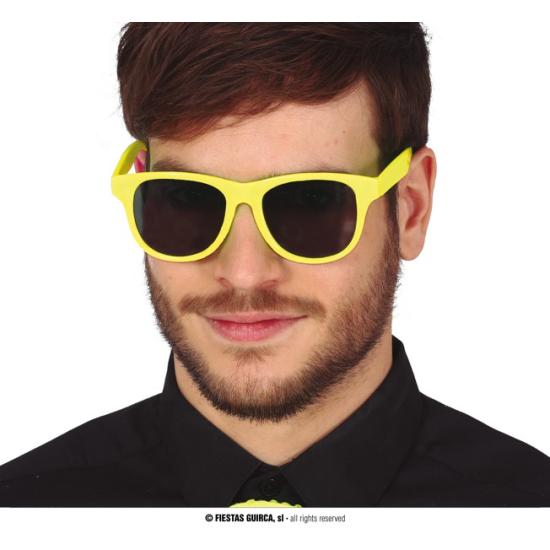 Festa dos anos 80 com óculos neon