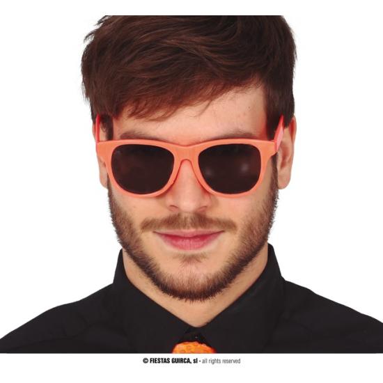 Festa dos anos 80 com óculos neon