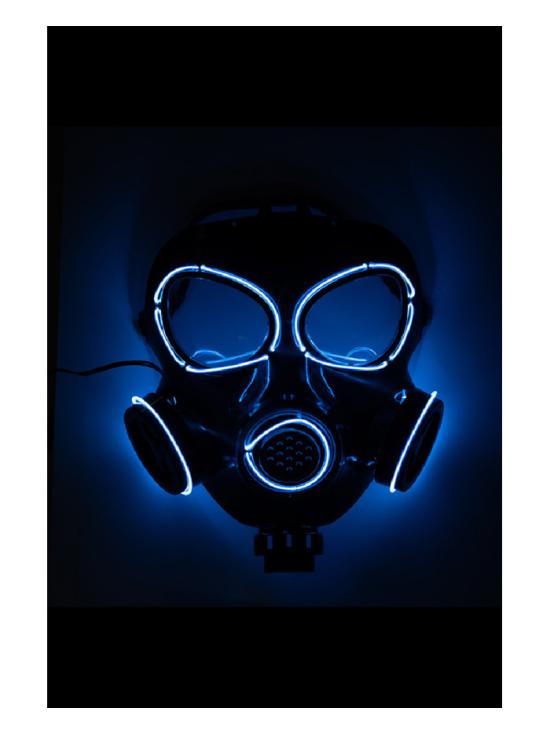Máscara de gás com decorações iluminadas (pilhas não incluídas) em um saco de papelão com aba