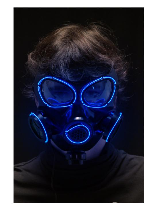 Máscara de gás com decorações iluminadas (pilhas não incluídas) em um saco de papelão com aba