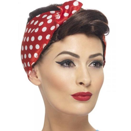 Peruca marrom dos anos 50 com lenço. Peruca marrom dos anos 50 com lenço.