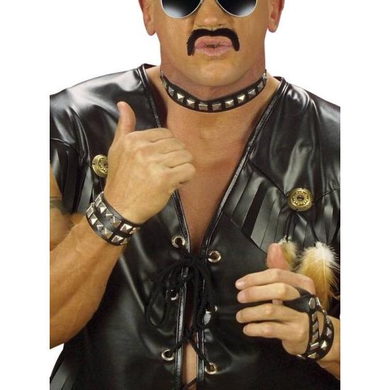 Pulseiras duplas com tachas em imitação de couro. Pulseiras duplas com tachas em imitação de couro.