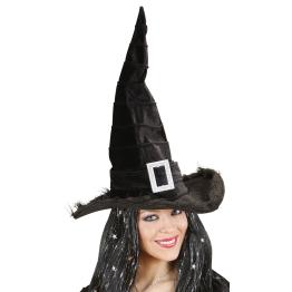Chapéu de bruxa com aba e fivela de pelúcia.