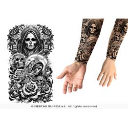 Tatuagem temporária de membro de gangue com caveiras e rosas de manga comprida